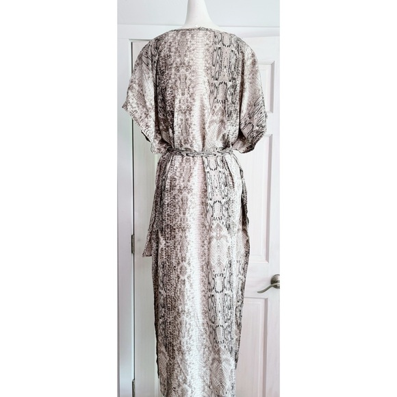 MOVING Must Go!
NWOT entro High/Low Caftan Snake Pattern Small Excellent Cond - Picture 5 of 6